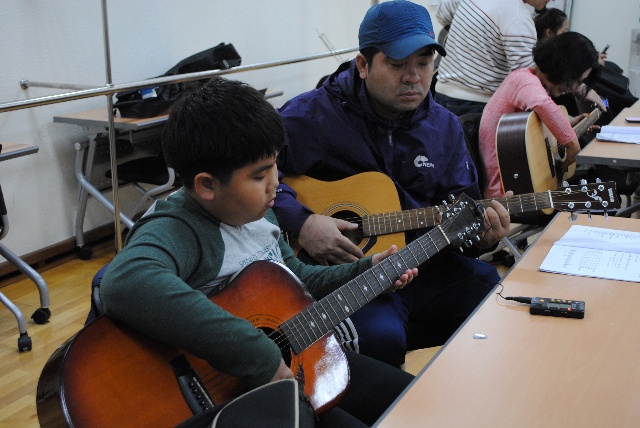아빠와 함께 기타 수업을
