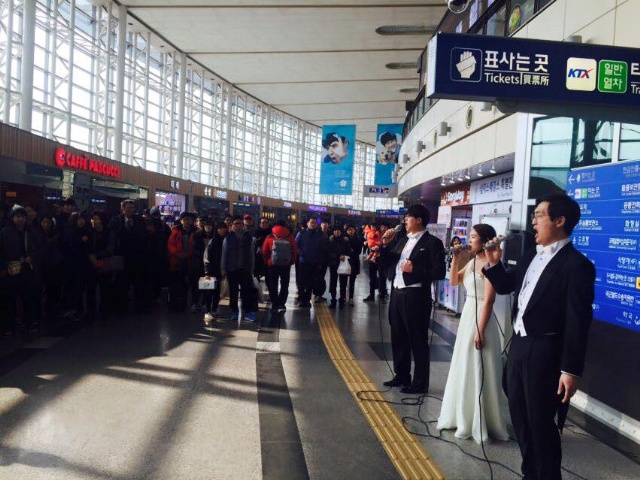 포토뉴스-설맞이 귀성객을 위한 찾아가..