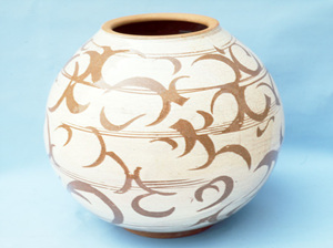 분청항아리(당초문)